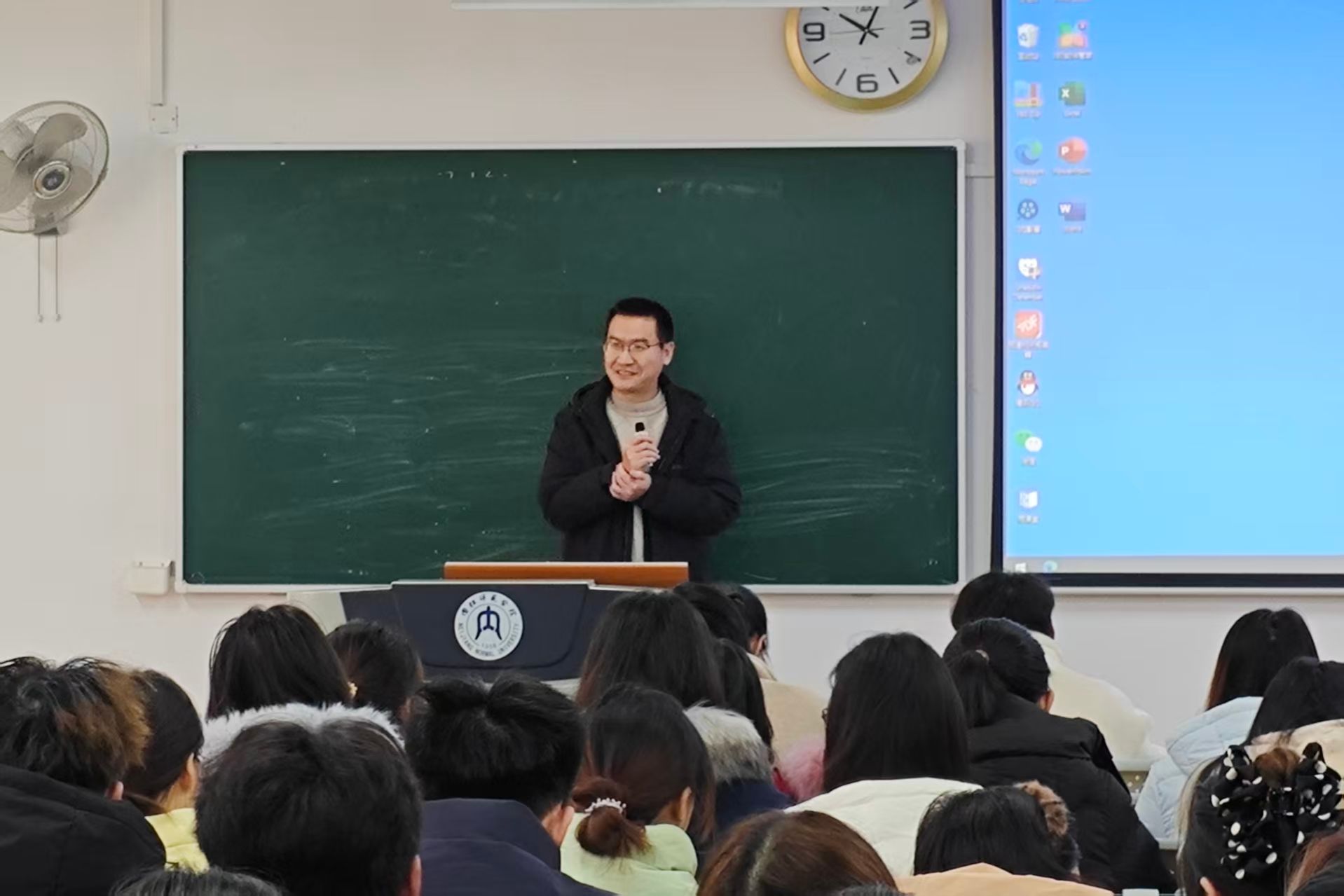 【处级领导联系班级】公司副经理徐涛与历史学子面对面 共话学科价值与成长路径